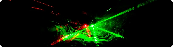 Groene en rode laserstralen in een donkere lasertag arena met rookeffect